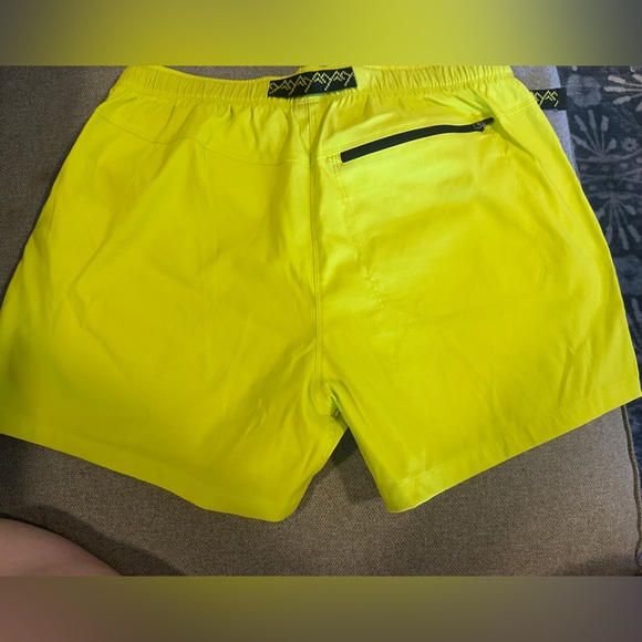 The North Face Shorts with built in belt. Medium - Picture 2 of 5